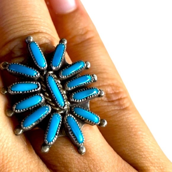 Vintage .925 Needlepoint Style Zuni Navajo Style Turquoise Ring - Picture 5 of 15